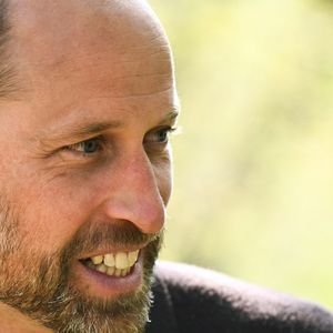 Yeux rieurs et même sourire, ils partagent de nombreux traits communs.

Le prince de Galles visitent la forêt communautaire d'Ardura et rencontrent les gardes forestiers du service Mull and Iona Ranger à la forêt communautaire d'Ardura, afin de mettre en lumière l'importance de la protection et de la valorisation de l'environnement naturel, lors de la deuxième journée de leur visite dans les Hébrides intérieures, en Écosse, le 30 avril 2025.

Photo :  Oli Scarff/WPA-Pool