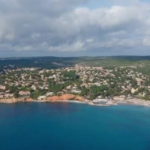 Jean-Pierre Foucault fait visiter sa maison de Carry-le-Rouet dans l'émission Côté Sud, le 3 avril. Capture d'écran France 3