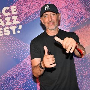 "Les Monégasques n’avaient jamais vu ça (rires)"

Exclusif - Gad Elmaleh a remis le Trophée Ferret en compagnie de Christian Estrosi, le maire de Nice, venu en famille, à la chanteuse américaine Stella Cole, après son concert sur la scène du Théâtre de Verdure durant le Nice Jazz Fest à Nice, le 21 août 2024.