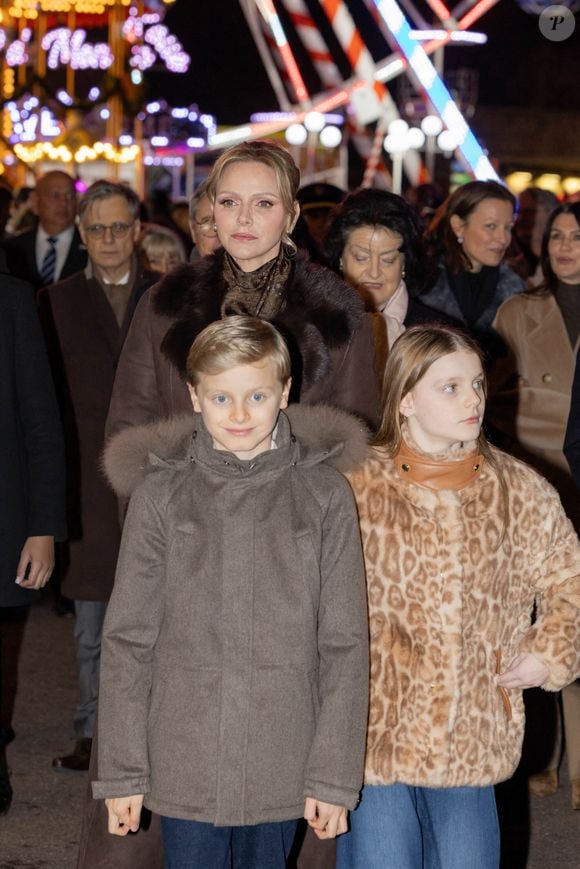 Le Prince Albert II et la Princesse Charlène de Monaco, leurs enfants S.A.S. le Prince Jacques et S.A.S. la Princesse Gabriella avec Mélanie-Antoinette de Massy assistent à l'ouverture du Marché de Noël de Monaco, le 5 décembre 2025. Photo par Olivier Huitel/Pool/ABACAPRESS.COM