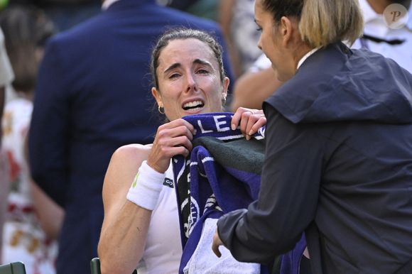Alize Cornet chute lourdement sur le central lors du tournoi de Wimbledon 2023 à Londres, le 6 juillet 2023.
