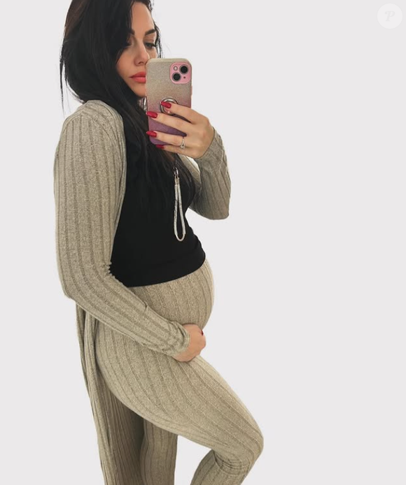 Un accouchement qui ne s'est pas passé de la meilleure des manières, comme elle l'a dévoilé le lundi 8 décembre 2025 sur Instagram

Emilie, candidate de "Mariés au premier regard", est enceinte de son compagnon Michael.
Crédit : Instagram