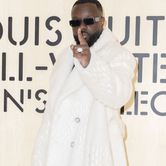 Cette procédure est dirigée par le Parquet national anti-criminalité organisée (Pnaco).

Maître Gims - Photocall du Défilé de mode Louis Vuitton Collection Hommes Automne Hiver Printemps-Été dans le cadre de la Fashion Week de Paris, France, le 20 janvier 2026.
 
© Olivier Borde / Bestimage
