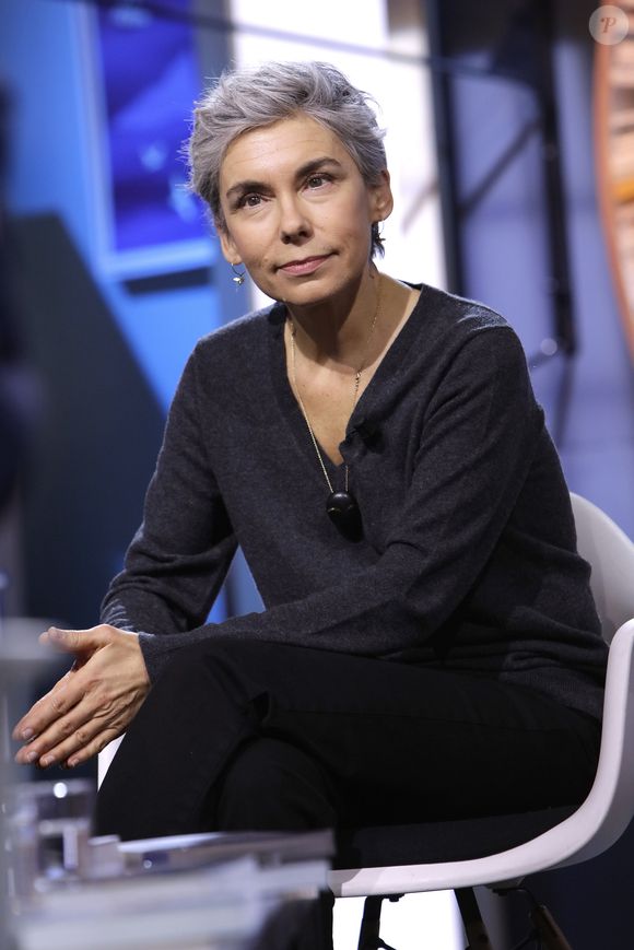 Et sa maman n'a pas caché avoir eu quelques réticences à l'annonce de sa grossesse. "Je lui ai dit 'écoute, est-ce que ça ne serait pas beaucoup plus pertinent de faire ça dans sept, huit, dix ans ? ", a-t-elle rapporté à Gala.

Portrait de Elisabeth Quin   (La Grande Librairie France 5)