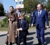 C'était leur premier voyage officiel !
Hervé Van Praag, maire de Plévenon, Le prince Albert II de Monaco, La princesse Charlène de Monaco, Le prince Jacques de Monaco, marquis des Baux, La princesse Gabriella de Monaco, comtesse de Carladès lors d'une visite à Plévenon, Côtes-d'Armor
© Dominique Jacovides / Bestimage