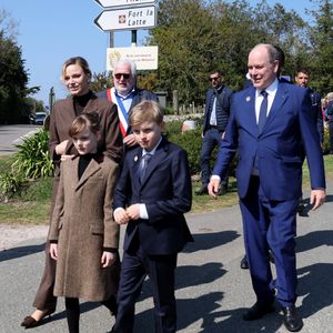 C'était leur premier voyage officiel !
Hervé Van Praag, maire de Plévenon, Le prince Albert II de Monaco, La princesse Charlène de Monaco, Le prince Jacques de Monaco, marquis des Baux, La princesse Gabriella de Monaco, comtesse de Carladès lors d'une visite à Plévenon, Côtes-d'Armor
© Dominique Jacovides / Bestimage