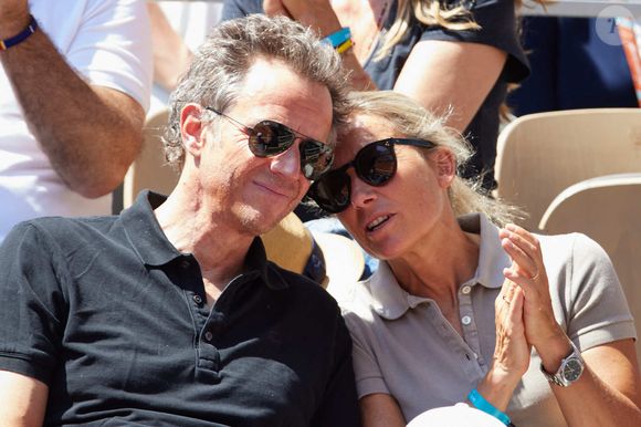 Anne-Sophie Lapix et son mari Arthur Sadoun en tribunes lors des Internationaux de France de tennis de Roland Garros 2023 à Paris, France, le 4 juin 2023. © Cyril Moreau/Bestimage