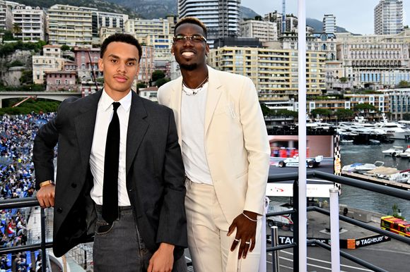 Alexandre Grimaldi, le fils du prince de Monaco et de N.Costes, avec Paul Pogba et sa femme Maria Zulay Pogba lors du 15ème Grand Prix de Monaco Historique, le 26 avril 2026. 
© Bruno Bebert / Bestimage