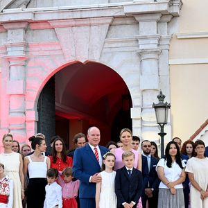 La princesse Caroline de Hanovre, Stefano Ercole Carlo Casiraghi, Ben Sylvester Strautmann, la princesse Alexandra de Hanovre, Francesco Carlo Albert Casiraghi, Beatrice Borromeo, Charlotte Casiraghi, Balthazar Casiraghi-Rassam, Tatiana Santo Domingo, Maximilian Casiraghi, le prince Albert II de Monaco, la princesse Gabriella, la princesse Charlene de Monaco, le prince héréditaire Jacques de Monaco, Louis Ducruet, Marie Ducruet, la princesse Stephanie de Monaco, Pauline Ducruet, Camille Gottlieb et Gareth Wittstock - Célébration des 20 ans de règne du prince souverain Albert II de Monaco sur la place du Palais à Monaco, le 19 juillet 2025. © Bruno Bebert/Bestimage