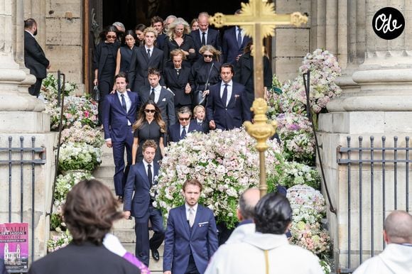 Robert Agostinelli, ses enfants Héloïse Agostinelli, Carlo Agostinelli et les proches de la défunte - Sortie des obsèques de Mathilde Favier en l'église Saint-Sulpice à Paris le 31 aout 2026. © Dominique Jacovides-Cyril Moreau/Bestimage