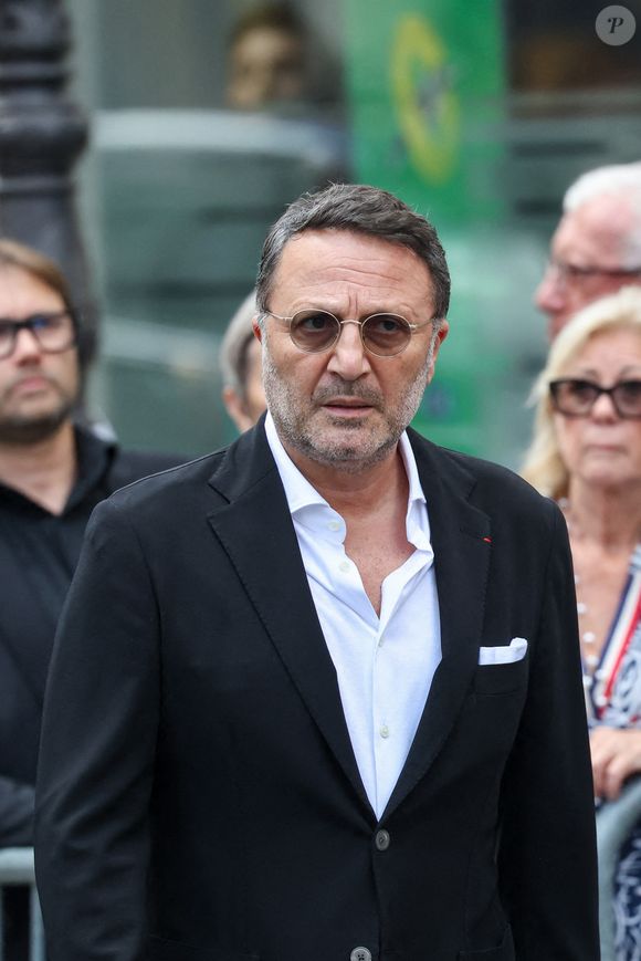 Arthur (Jacques Essebag) - Arrivées aux obsèques de Thierry Ardisson en l’église Saint-Roch de Paris, France, le 17 juillet 2025. © Clovis-Jacovides/Bestimage