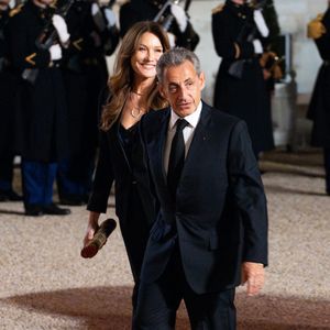 L'ancien président français Nicolas Sarkozy (à droite) et son épouse, la mannequin et musicienne franco-italienne Carla Bruni-Sarkozy, arrivent au palais présidentiel de l'Élysée pour un dîner d'État officiel, dans le cadre de la visite d'État du président du Kazakhstan en France, à Paris, le 5 novembre 2024. Photo by Alexis Jumeau/ABACAPRESS.COM