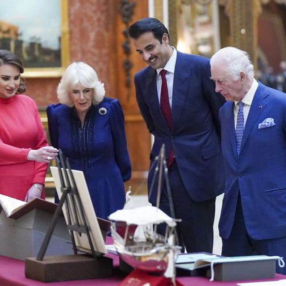 Charles III et son épouse Camilla avaient, toutefois, déjà visité la cathédrale Notre-Dame de Paris, alors qu'elle était particulièrement reconstruite, au mois de septembre 2023. 
Sa Majesté le Roi et la Reine, le Prince et la Princesse de Galles, le Duc et la Duchesse d'Édimbourg, ainsi que Leurs Altesses l'Émir et Sheikha Jawaher du Qatar ont visité une exposition spéciale dans la Galerie d'images d'objets de la Royal Collection Trust et de la Turquoise Mountain Foundation en rapport avec le Qatar, en 3 décembre 2024.