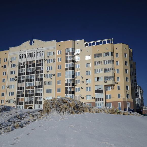 On reconnait alors le style soviétique. Du béton, des formes simples, géométriques...

L'appartement de Gerard Depardieu au 1 rue de la Democratie a Saransk le 23 fevrier 2013.
ITAR TASS / BESTIMAGE