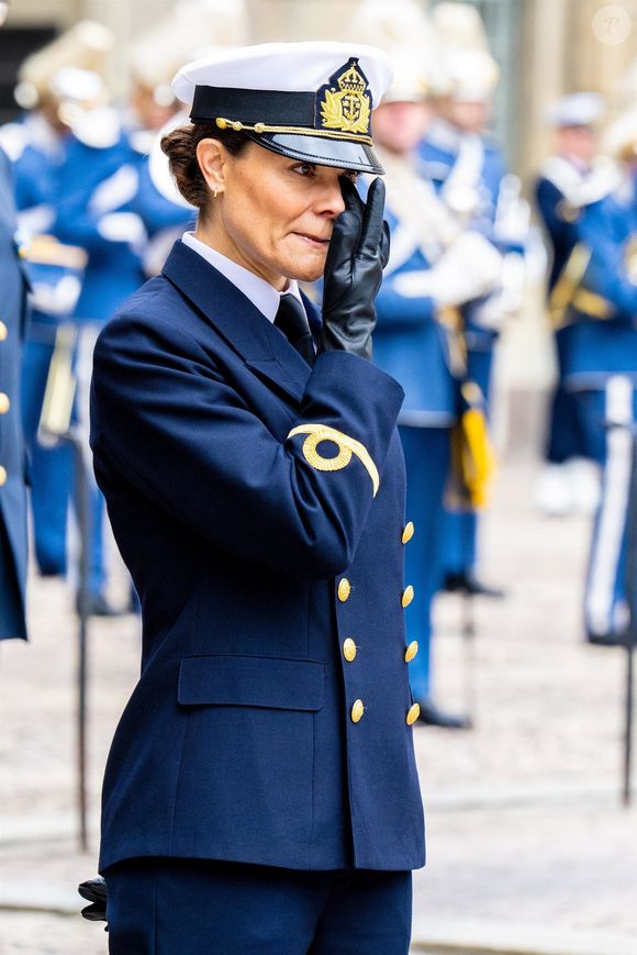 La princesse Victoria de Suède célèbre l'anniversaire de Gustaf de Suède lors d'une parade militaire et en faisant une apparition au balcon du palais royal de Stockholm avec sa famille le 30 avril 2025. @Backgrid USA / Bestimage