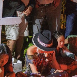 Exclusif - Pour le deuxième anniversaire de la mort de Johnny, Laeticia Hallyday et ses filles Jade et Joy se recueillent une nouvelle fois sur sa tombe au cimetière de Lorient à Saint-Barthélemy. Pour l'occasion, soirée très intime avec quelques musiciens et très peu de lumière, le 6 décembre 2019.  © Agence / Bestimage