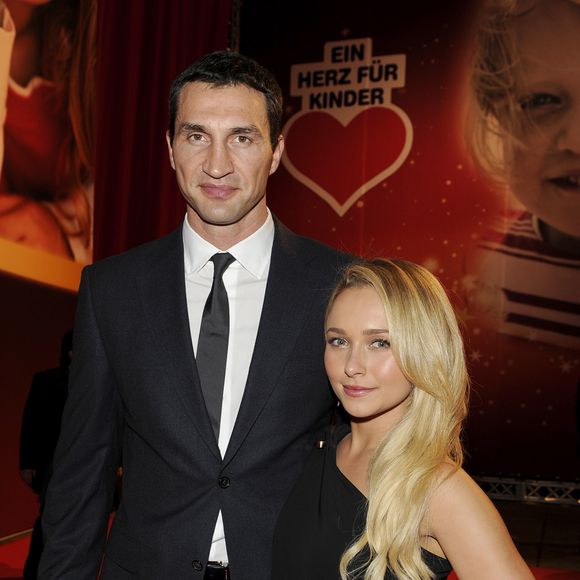 Hayden Panettiere est décédée dimanche 16 août 2026 à l’âge de 36 ans, laissant derrière elle sa fille Kaya, née de son histoire avec Wladimir Klitschko. 

Hayden Panettiere et son compagnon Wladimir Klitschko - Gala de charite "un coeur pour les enfants" a Berlin en Allemagne. API / BESTIMAGE