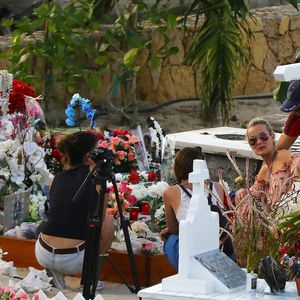 Laeticia Hallyday, accompagnée de ses deux filles Jade et Joy, se rend sur la tombe de son défunt mari Johnny Hallyday au cimetière pendant les vacances de Pâques à Saint-Barthélemy, dans les Antilles françaises, le 19 avril 2018. Photo par ABACAPRESS.COM