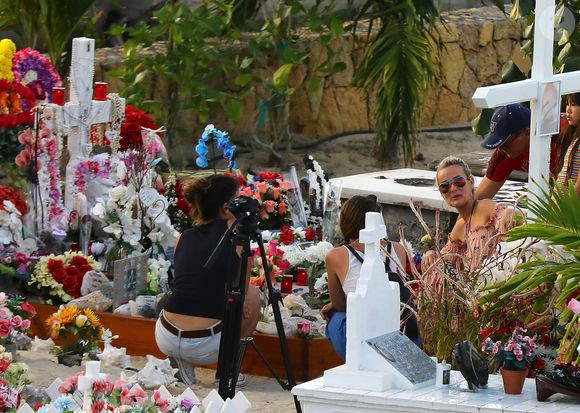 Laeticia Hallyday, accompagnée de ses deux filles Jade et Joy, se rend sur la tombe de son défunt mari Johnny Hallyday au cimetière pendant les vacances de Pâques à Saint-Barthélemy, dans les Antilles françaises, le 19 avril 2018. Photo par ABACAPRESS.COM