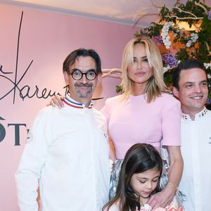 Le chef Guy Krenzer, Adriana Karembeu et sa fille Nina, le chef Etienne Leroy - A l'occasion de la fête des Mères, Adriana Karembeu et Lenôtre s'associent pour créer l'entremets "Nina" au Pré Catelan à Paris le 29 avril 2025.
Cette création à quatre mains est le fruit d'une complicité artistique entre Adriana Karembeu, icône internationale de la mode, ambassadrice engagée, maman au grand cœur et Étienne Leroy Chef Patissier Lenôtre el Champion du Monde de la Pâtisserie.
Pensé comme une rose à offrir, l'entremets « Nina » est symbole de tendresse, de lien et de partage. Cette co-création soutient la Croix-Rouge française, 5% des bénéfices seront reversés à l'association, auprès de laquelle Adriana Karembeu est ambassadrice depuis plus de 25 ans. © Rachid Bellak/Bestimage