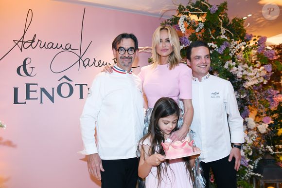 Le chef Guy Krenzer, Adriana Karembeu et sa fille Nina, le chef Etienne Leroy - A l'occasion de la fête des Mères, Adriana Karembeu et Lenôtre s'associent pour créer l'entremets "Nina" au Pré Catelan à Paris le 29 avril 2025.
Cette création à quatre mains est le fruit d'une complicité artistique entre Adriana Karembeu, icône internationale de la mode, ambassadrice engagée, maman au grand cœur et Étienne Leroy Chef Patissier Lenôtre el Champion du Monde de la Pâtisserie.
Pensé comme une rose à offrir, l'entremets « Nina » est symbole de tendresse, de lien et de partage. Cette co-création soutient la Croix-Rouge française, 5% des bénéfices seront reversés à l'association, auprès de laquelle Adriana Karembeu est ambassadrice depuis plus de 25 ans. © Rachid Bellak/Bestimage