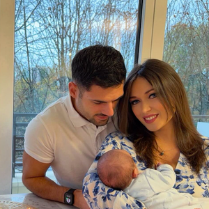 Elsa Esnoult, son compagnon Alexis et leur fils Eden, sur Instagram le 26 octobre 2025.