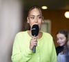 Exclusif - La chanteuse française Amel Bent lors de la lecture de la dictée ELA, avec le texte "L’oubliée" écrit spécialement par Valérie Perrin pour la 22ème édition de la campagne "Mets tes baskets et bats la maladie" en soutien à l'Association Européenne de Leucodystrophie (ELA) à l'école de Bougival, France, le 14 octobre 2025. © Pierre Perusseau/Bestimage