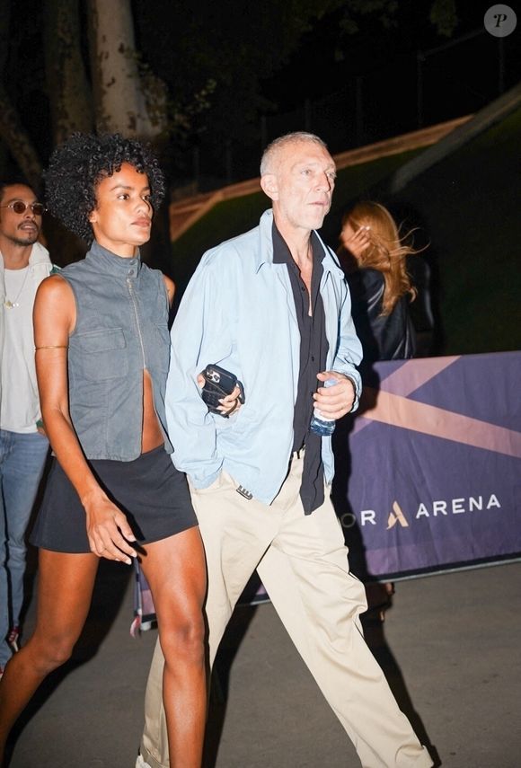 Ce dernier a d'ailleurs bien grandi à en croire les récentes photos partagées.

Paris, FRANCE Vincent Cassel et sa femme Narah Baptista arrivent au concert de Drake à Paris.



Sur la photo : Vincent Cassel, Narah Baptista