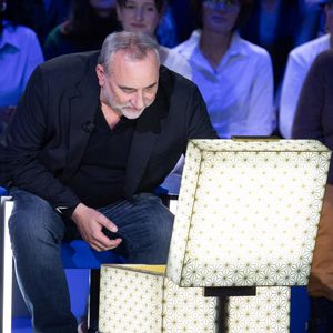 Exclusif - Antoine Dulery lors de l'enregistrement de l'émission "La Boîte à secrets", présentée par F.Bollaert et diffusée le 2 janvier 2026 sur France 3, dans les studios du Lendit à Saint-Denis, France, le 1er décembre 2025. © Cyril Moreau/Bestimage