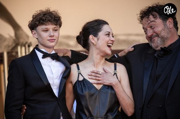 Marcel Canet et sa mère Marion Cotillard, Denis Ménochet - Montée des marches du film « Karma » lors du 79ème Festival International du Film de Cannes, le 15 mai 2026. © Jacovides-Moreau / Bestimage