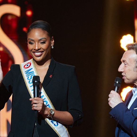 C'est le 22 mars 2025 que les téléspectateurs découvriront la nouvelle édition 
Exclusif - Angélique Angarni-Filopon et Stephane Bern lors de l’enregistrement de l’émission “Les stars s’unissent pour le Sidaction” au théâtre Marigny à Paris, France, le 11 mars 2025. L’émission sera diffusée en prime le 22 mars sur France 2. © Guirec-Moreau/ Bestimage