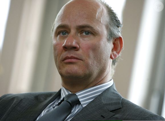 Cette rigueur se retrouve dans sa philosophie managériale, la fameuse "règle du trou", qui consiste à laisser un poste vacant plutôt que de placer une personne mal adaptée. 

Arnaud Mullier ; PDG de Auchan France lors de la visite de laSecretaire dÍEtat chargee de la Prospective du Developpement et de lÍEconomie Numeriquefutur visite la Cite des Echanges - Cite des Entreprises a Marcq-en-Baroeul, pres de Lille, France le 12 Mar