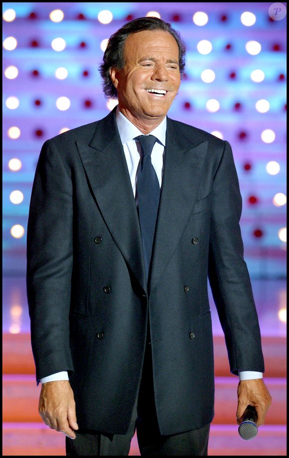 Julio Iglesias sur le plateau de "Vivement Dimanche".

Photo : Guillaume Gaffiot / Bestimage