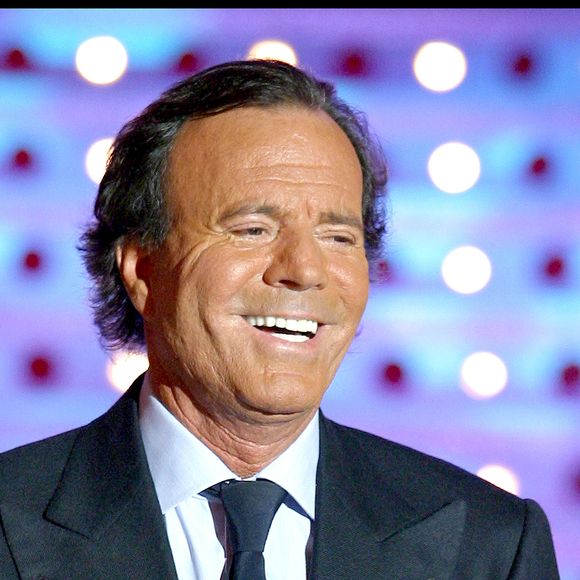 Julio Iglesias sur le plateau de "Vivement Dimanche".

Photo : Guillaume Gaffiot / Bestimage