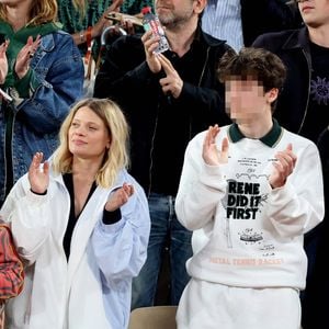 Le chanteur Raphaël, sa compagne Mélanie Thierry et leurs enfants Roman et Aliocha Haroche - Les célébrités dans les tribunes des Internationaux de France de tennis de Roland Garros 2024 à Paris, le 29 mai 2024. 
© Jacovides / Moreau / Bestimage