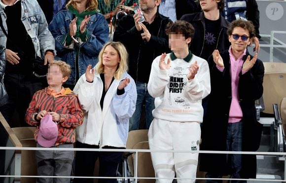 Le chanteur Raphaël, sa compagne Mélanie Thierry et leurs enfants Roman et Aliocha Haroche - Les célébrités dans les tribunes des Internationaux de France de tennis de Roland Garros 2024 à Paris, le 29 mai 2024. 
© Jacovides / Moreau / Bestimage