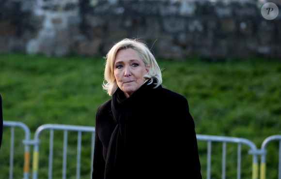 En interview pour le JDNews, elle s'est confié sur une décision particulièrement difficile qu'elle a pris concernant son père.

Marine Le Pen - Le clan Le Pen se rend au cimetière de la Trinité-sur-Mer après les obsèques de Jean-Marie Le Pen en l'église Saint-Joseph le 11 janvier 2025.