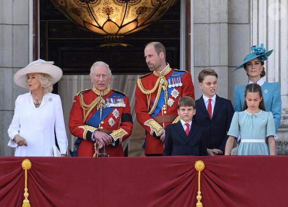 La reine Camilla, le roi Charles, le prince Louis, le prince William, le prince George, la princesse de Galles et la princesse Charlotte apparaissent sur le balcon du palais de Buckingham pendant le défilé aérien de la parade d'anniversaire du roi, Trooping the Colour. Photo par Doug Peters/EMPICS/ABACAPRESS.COM