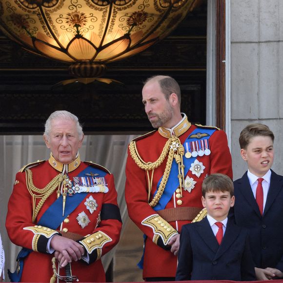 La reine Camilla, le roi Charles, le prince Louis, le prince William, le prince George, la princesse de Galles et la princesse Charlotte apparaissent sur le balcon du palais de Buckingham pendant le défilé aérien de la parade d'anniversaire du roi, Trooping the Colour. Photo par Doug Peters/EMPICS/ABACAPRESS.COM