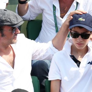 Cinq ans plus tard, en 2011, il intégrait le casting de la série "La Vie secrète des jeunes" le temps d'un épisode

Jean Dujardin et son fils Jules - People à la finale homme des Internationaux de France de tennis de Roland Garros à Paris le 8 juin 2014.