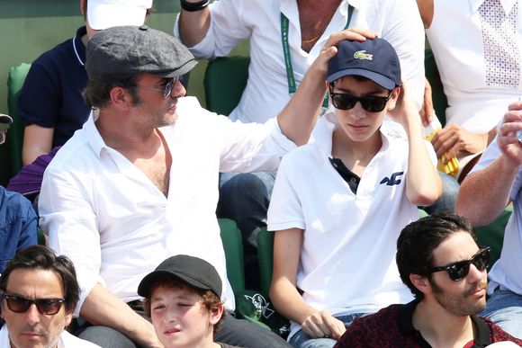 Cinq ans plus tard, en 2011, il intégrait le casting de la série "La Vie secrète des jeunes" le temps d'un épisode

Jean Dujardin et son fils Jules - People à la finale homme des Internationaux de France de tennis de Roland Garros à Paris le 8 juin 2014.