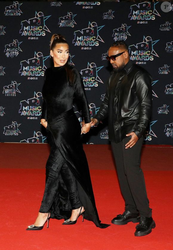 Alonzo et sa compagne au photocall de la 24ème édition des "NRJ Music Awards (NMA)" au Palais des Festivals à Cannes le 18 novembre 2022.
© Dominique Jacovides / Bestimage