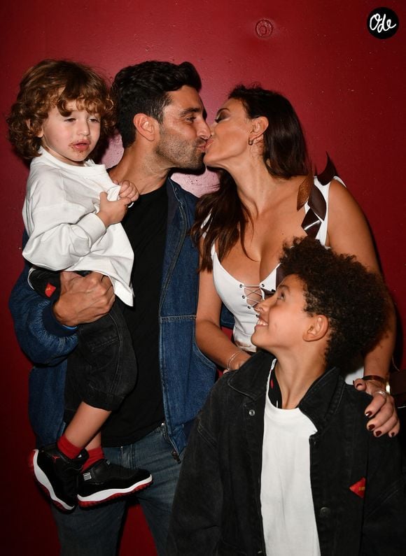 Le jeune garçon estime que sa mère est "trop gentille", un constat qu’elle reconnaît volontiers.

Rachel Legrain Trapani, son compagnon Valentin Leonard avec leurs fils Andrea et Gianni - En coulisses lors du défilé d'ouverture du Salon du Chocolat 2022 à Paris, Porte de Versailles, le 27 octobre 2022.
© Veeren / Pierre Perusseau / Bestimage