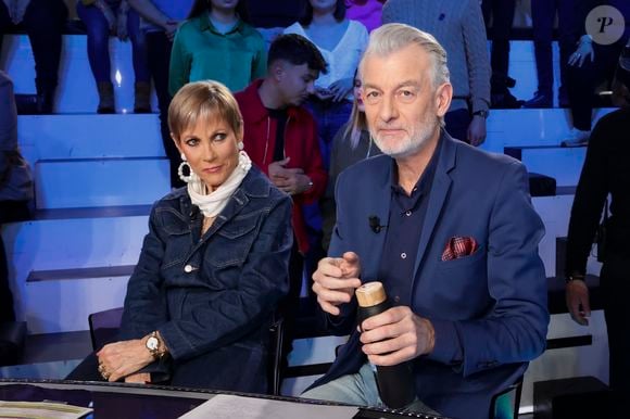 Exclusif - Isabelle Morini-Bosc, Gilles Verdez, sur le plateau de l’émission « TPMP » présentée par C.Hanouna et diffusée en direct sur C8, Paris, France, le 23 janvier 2025. © Jack Tribeca / Bestimage