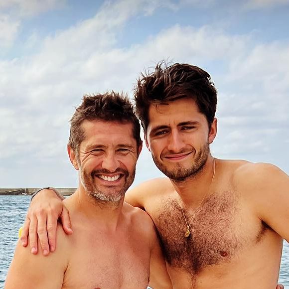 Face à ces clichés, les internautes ont régulièrement relevé la forte ressemblance physique entre le père et le fils, certains allant jusqu’à commenter que l’on pourrait les confondre tant leurs traits sont proches !


Le fils de Bixente Lizarazu aussi fort que lui au foot !
 
Bixente Lizarazu avec son fils Tximista à Saint-Jean-de-Luz.