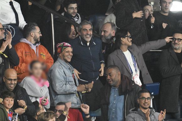 Tareek, Ary Abittan en tribunes lors du match de football Ligue 1 Uber Eats opposant le Paris Saint-Germain (PSG) à l'OGC Nice (1-0) au Parc des Princes à Paris, France, le 1er novembre 2025. © Lionel Urman/Bestimage