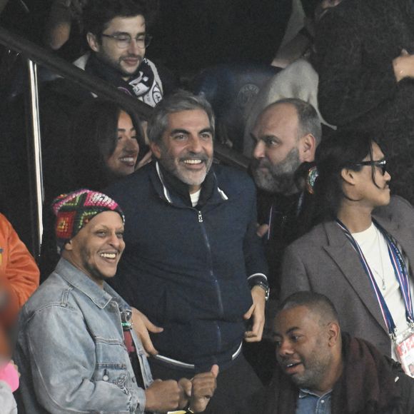 Tareek, Ary Abittan en tribunes lors du match de football Ligue 1 Uber Eats opposant le Paris Saint-Germain (PSG) à l'OGC Nice (1-0) au Parc des Princes à Paris, France, le 1er novembre 2025. © Lionel Urman/Bestimage