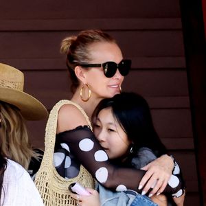 Exclusif - Laeticia Hallyday et Joy à l'aéroport de Saint-Barthélemy-Rémy-de-Haenen, le 15 mars 2025.

Photo : Dominique Jacovides / Bestimage