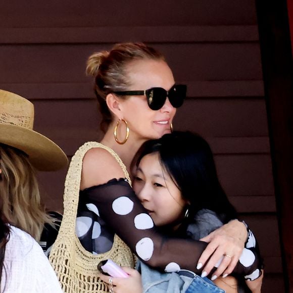 Exclusif - Laeticia Hallyday et Joy à l'aéroport de Saint-Barthélemy-Rémy-de-Haenen, le 15 mars 2025.

Photo : Dominique Jacovides / Bestimage