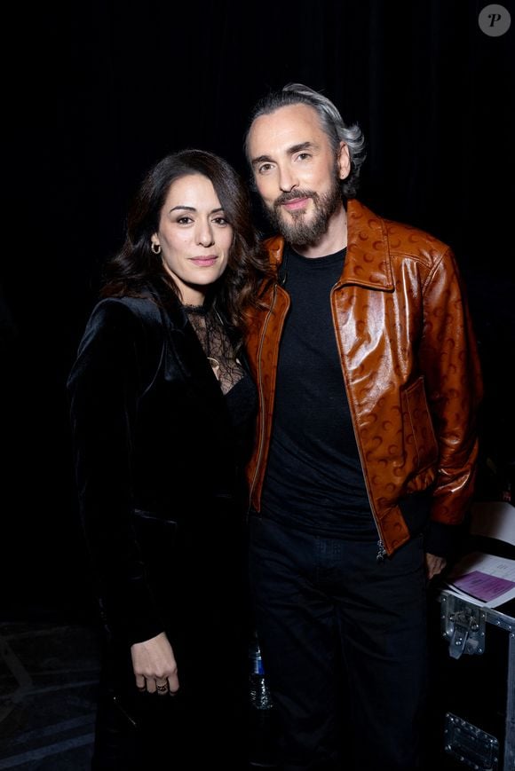 Ce single est une ode à "l'émancipation" et à la "liberté". Un album sortira en octobre 2026 pour célébrer les vingt ans de carrière de l'artiste.

Sofia Essaïdi et Christophe Willem en backstage de l'enregistrement de l'émission "Nos voix pour toutes" au profit de la Fondation des femmes à l'Adidas Arena diffusée sur TMC le 25 novembre 2025, à Paris, France, le 19 novembre 2025. 

© Guirec-Moreau/Bestimage